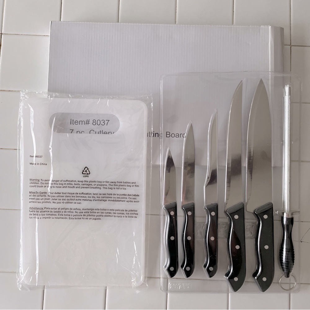 OMAHA STEAKS Cutlery Set with Cutting Board Seven Piece Set